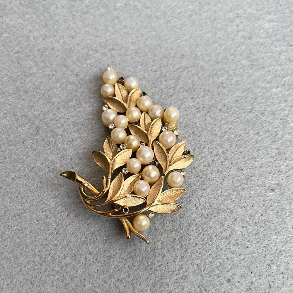 Elegant Gold and Pearl Leaf Brooch